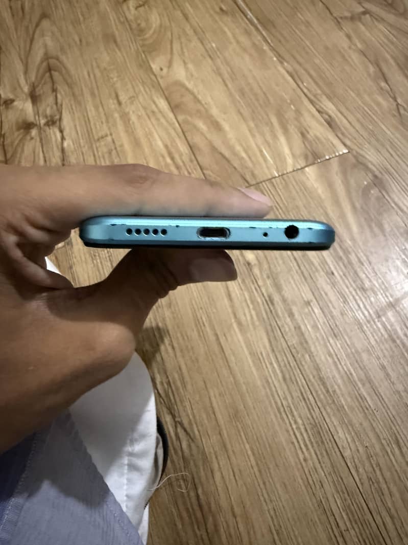 Tecno Spark 8C 4