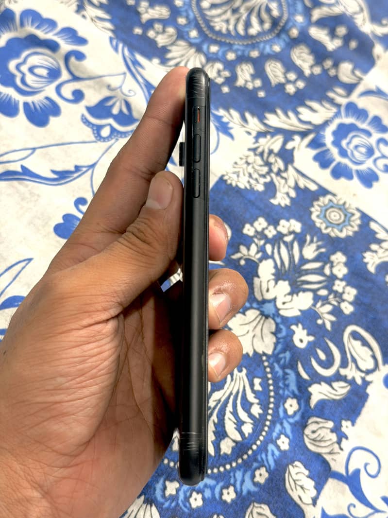 iPhone xR 4