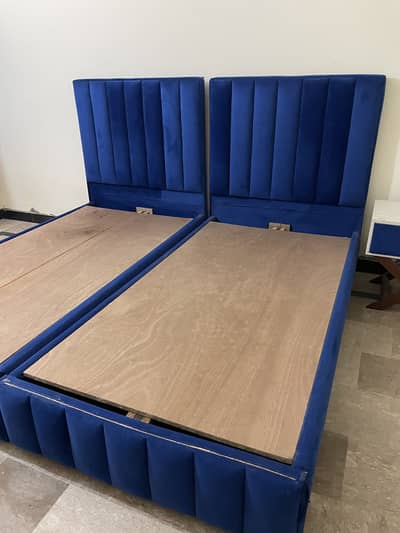 2 single beds with 1 side table