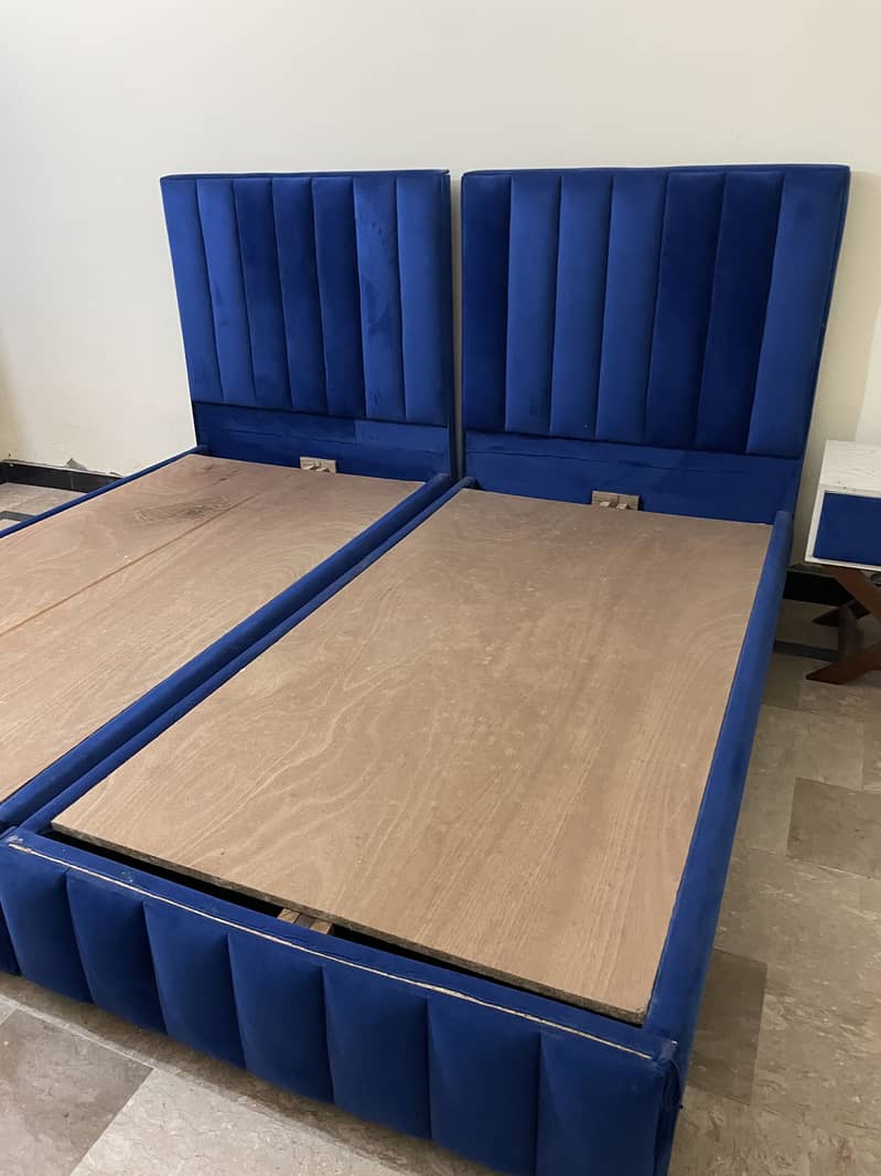 2 single beds with 1 side table 0