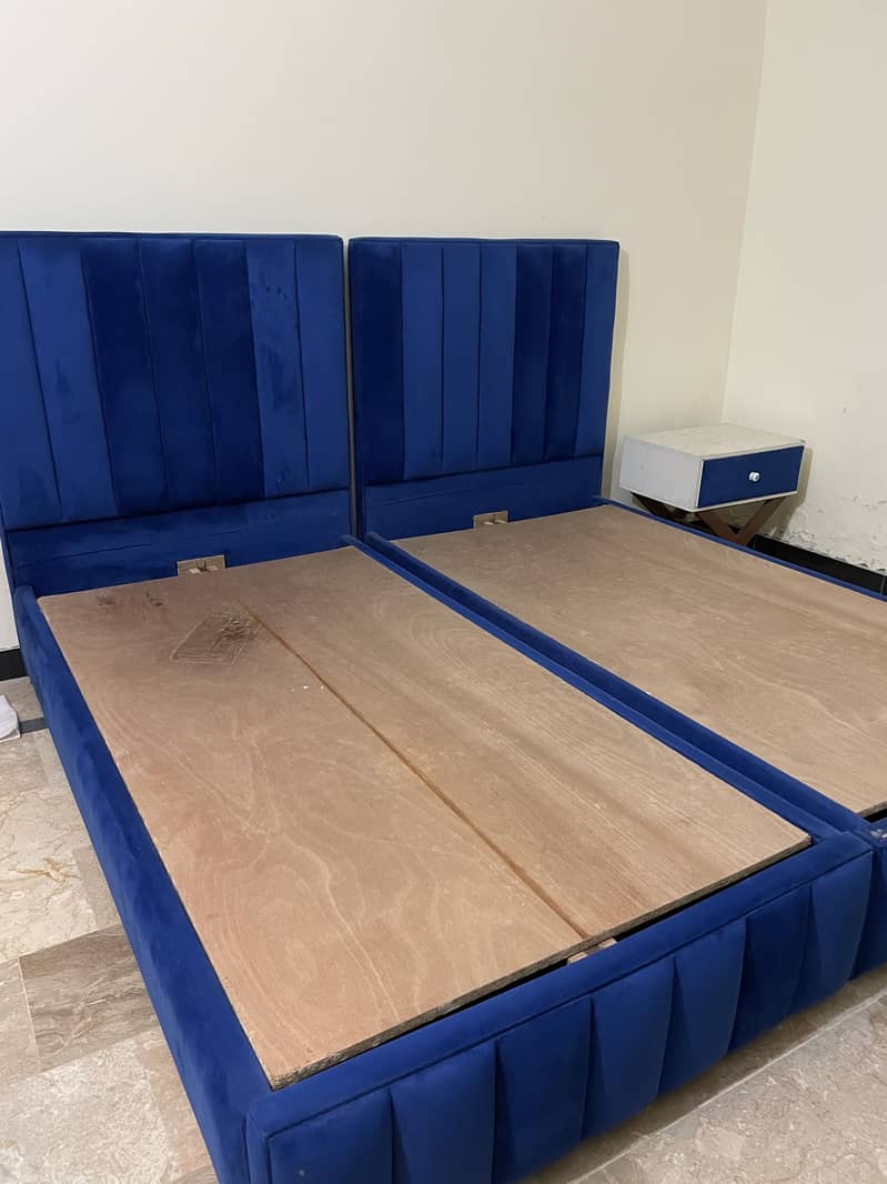 2 single beds with 1 side table 1
