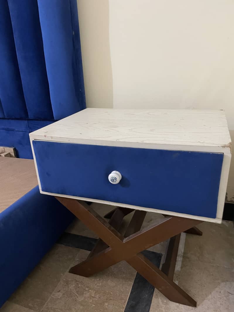 2 single beds with 1 side table 2