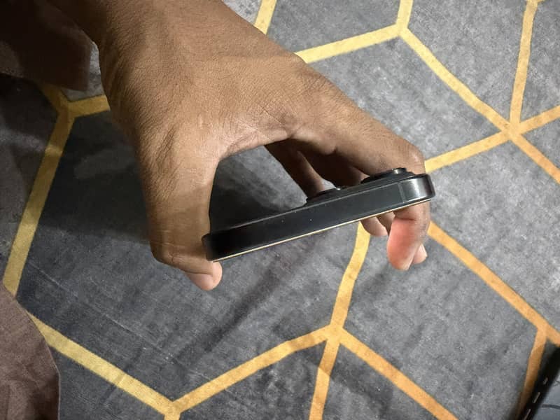 Apple iPhone 16 Pro Max 4
