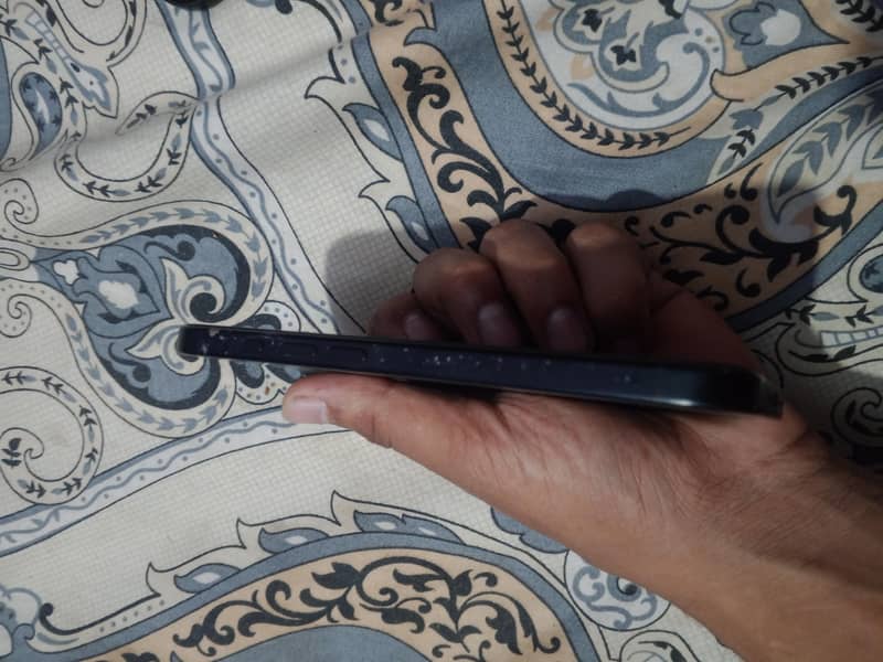 Apple iPhone 16 2