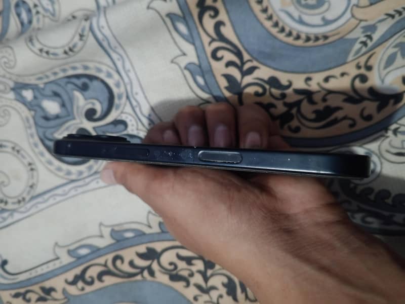 Apple iPhone 16 4