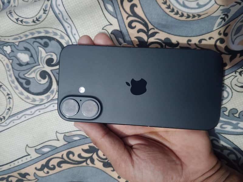 Apple iPhone 16 6