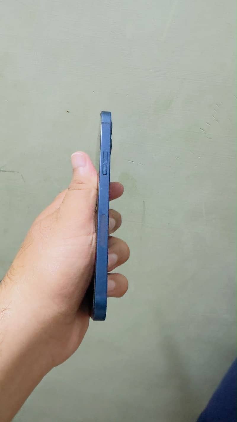 Apple iPhone 12 4