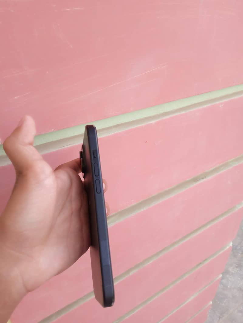 Apple iPhone 15 12