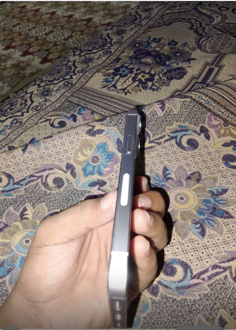 Apple iPhone 14 3