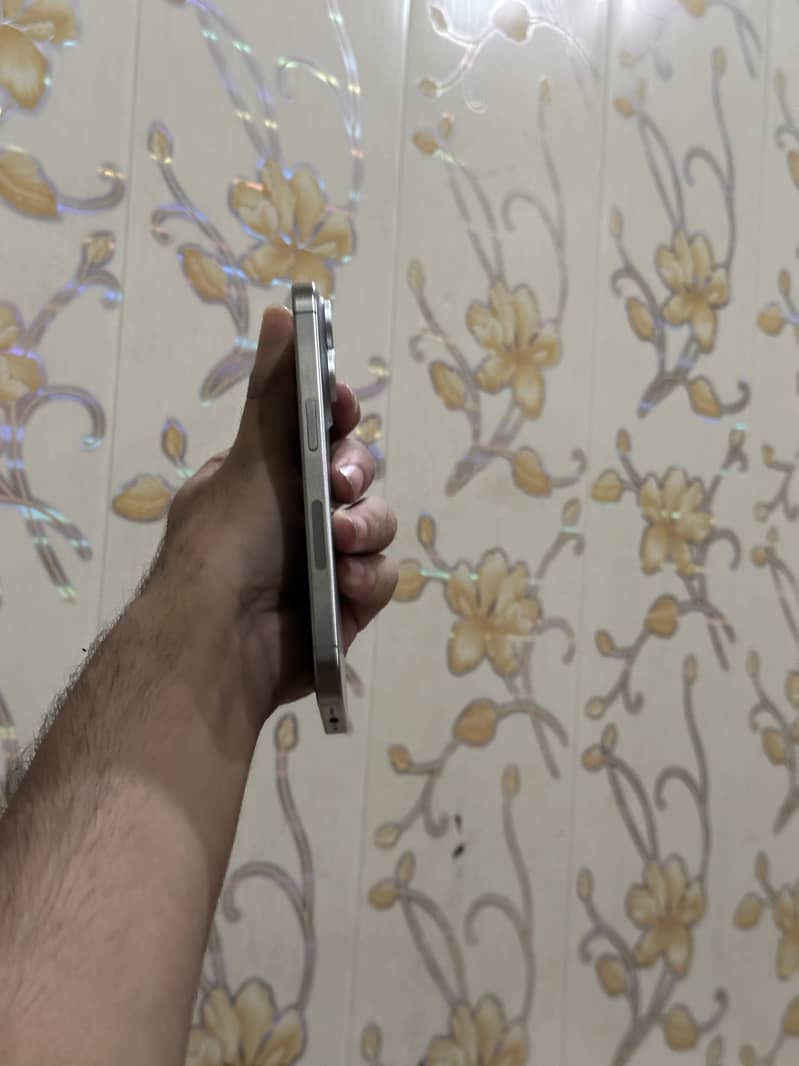 Apple iPhone 15 Pro 3