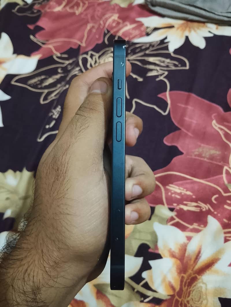 Apple iPhone 13 2
