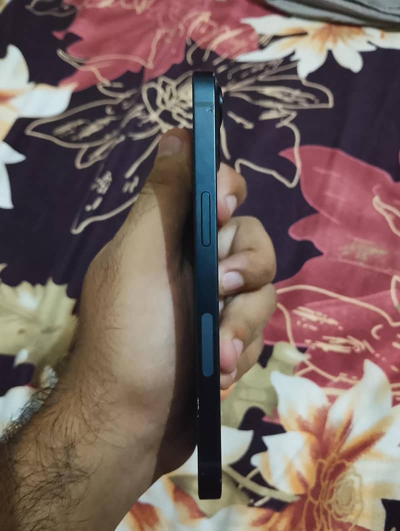 Apple iPhone 13 4
