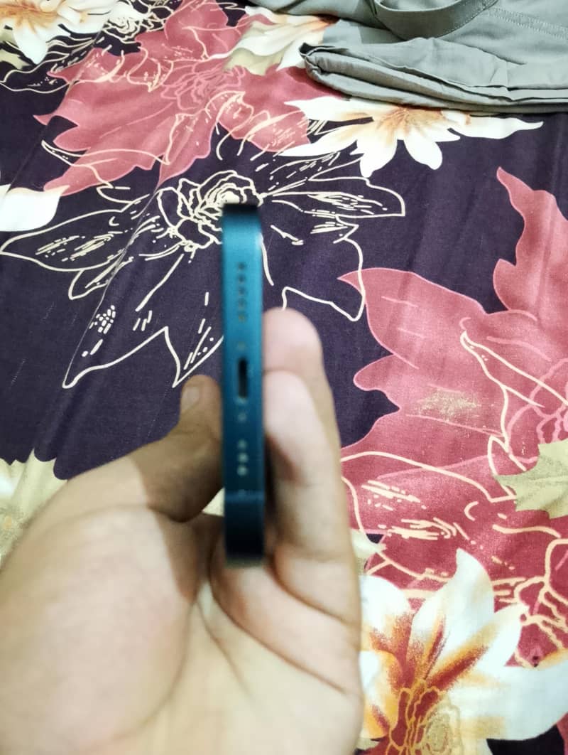 Apple iPhone 13 5
