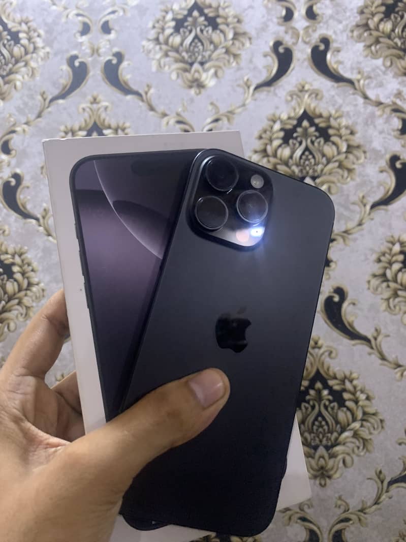 Apple iPhone 16 Pro Max 4