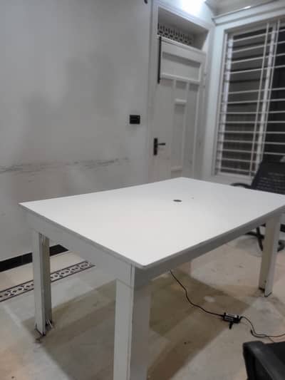 White Office / Computer Table – Good Condition