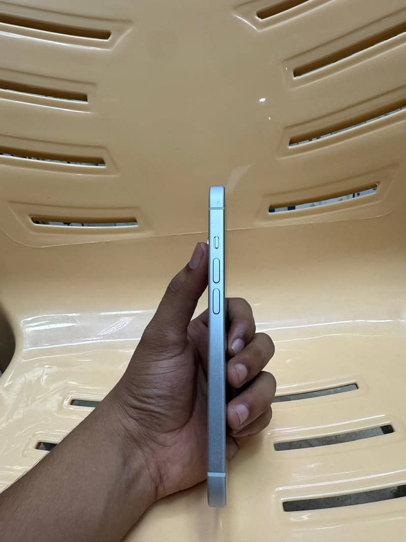 Apple iPhone 15 4