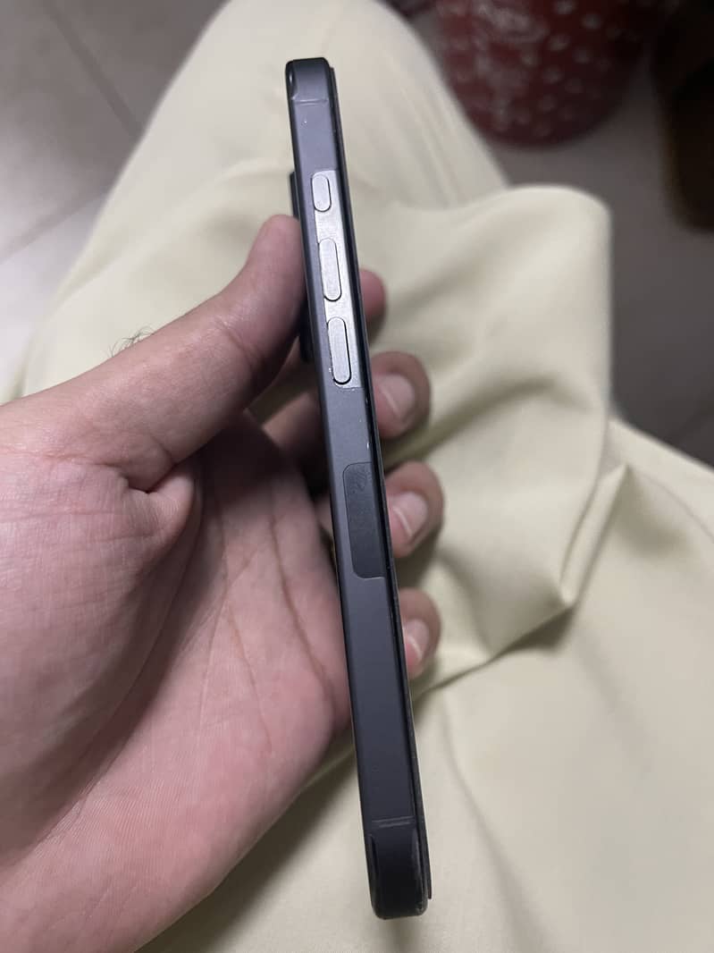 Apple iPhone 16 Pro 1