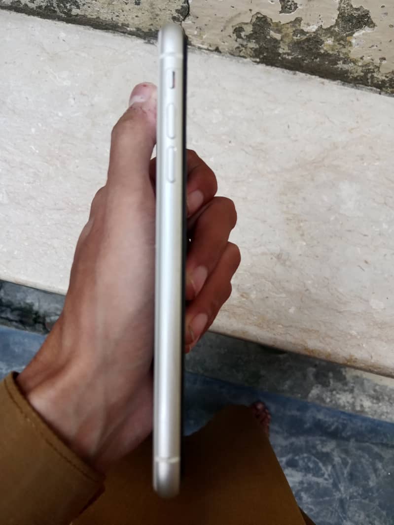 Apple iPhone 11 4