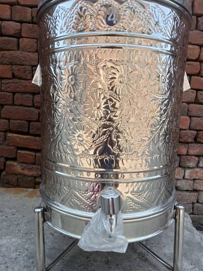 steel water cooler aur steel ata mati sadi aur design me available hai