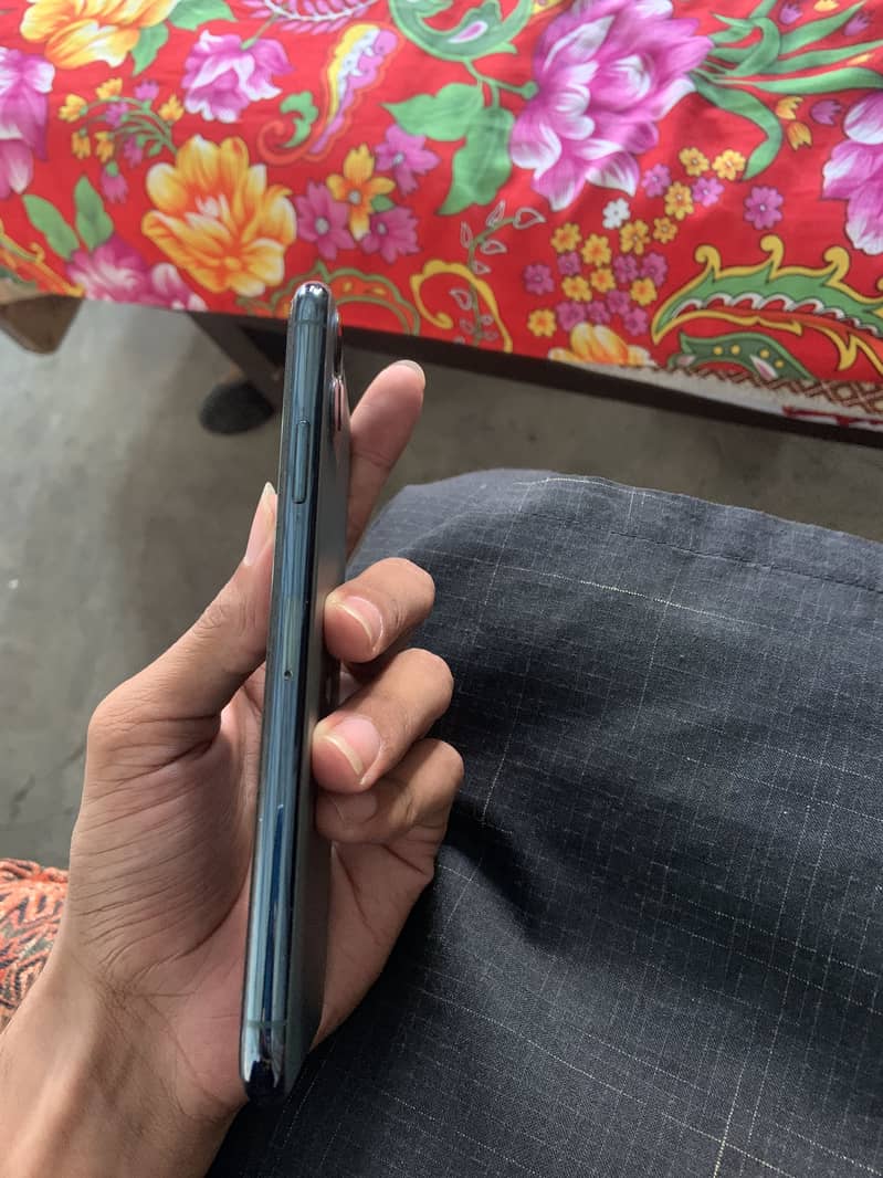 Apple iPhone 11 Pro Max 3
