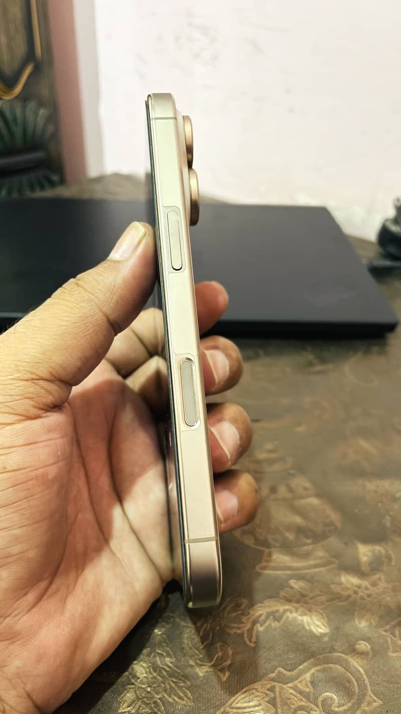 Apple iPhone 16 Pro 1