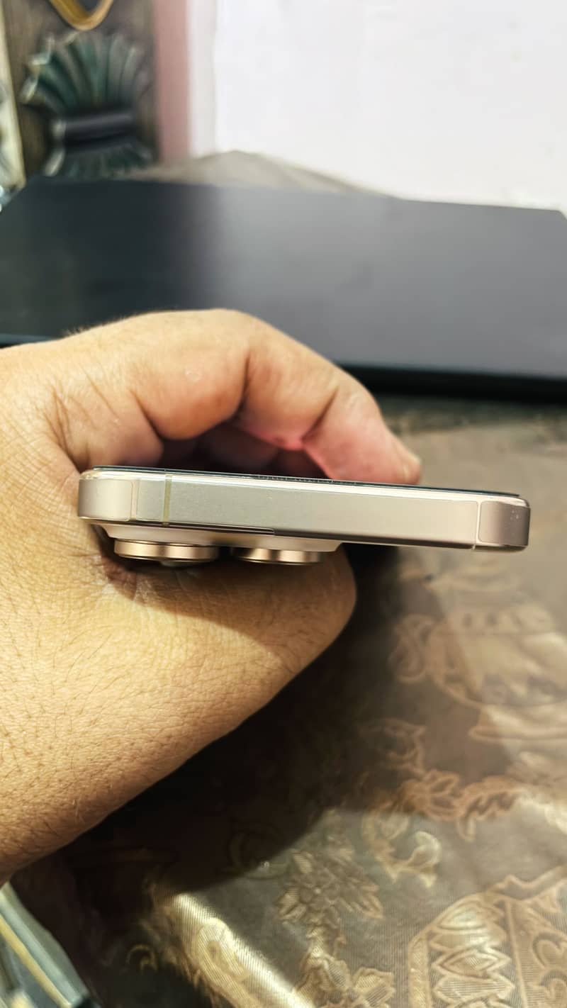 Apple iPhone 16 Pro 2