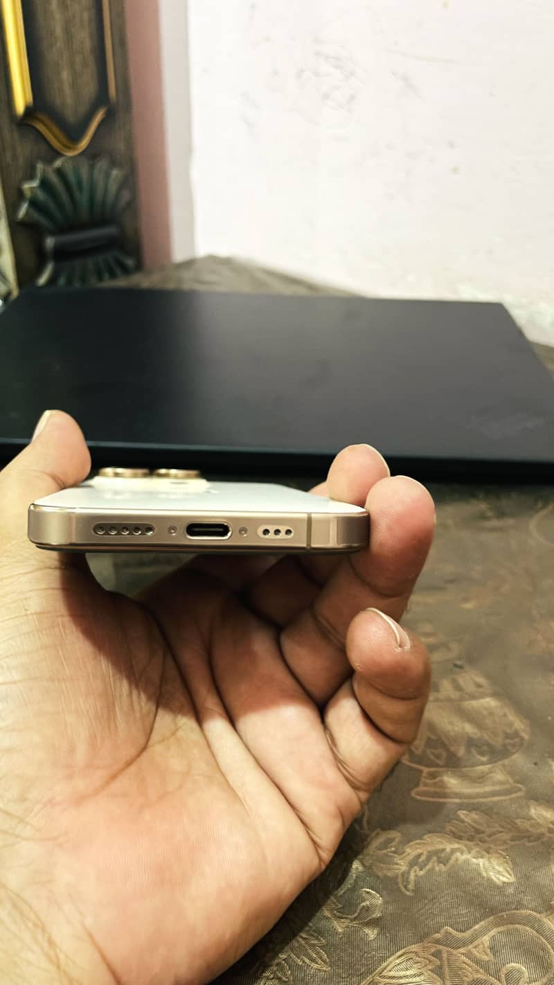 Apple iPhone 16 Pro 3