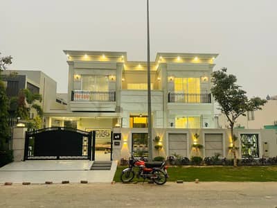 1 KANAL ELEGANT AND FULLY MAINTAINED BUNGALOW IS AVAILABLE IN THE BEST BLOCK OF DHA LAHORE.