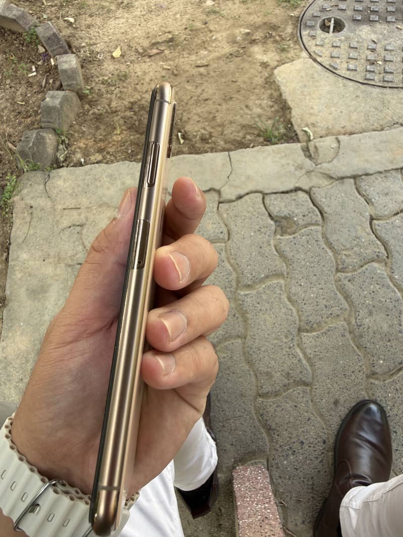 Apple iPhone XS Max 4