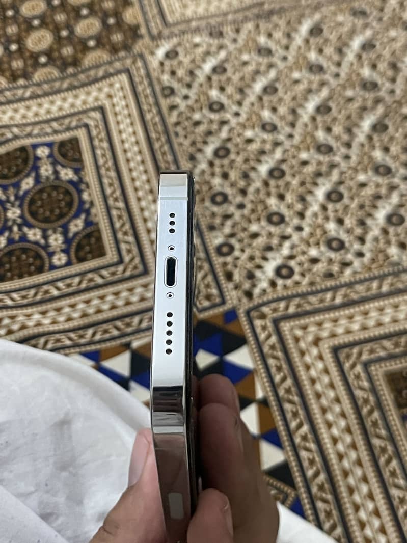 Apple iPhone 13 Pro 4