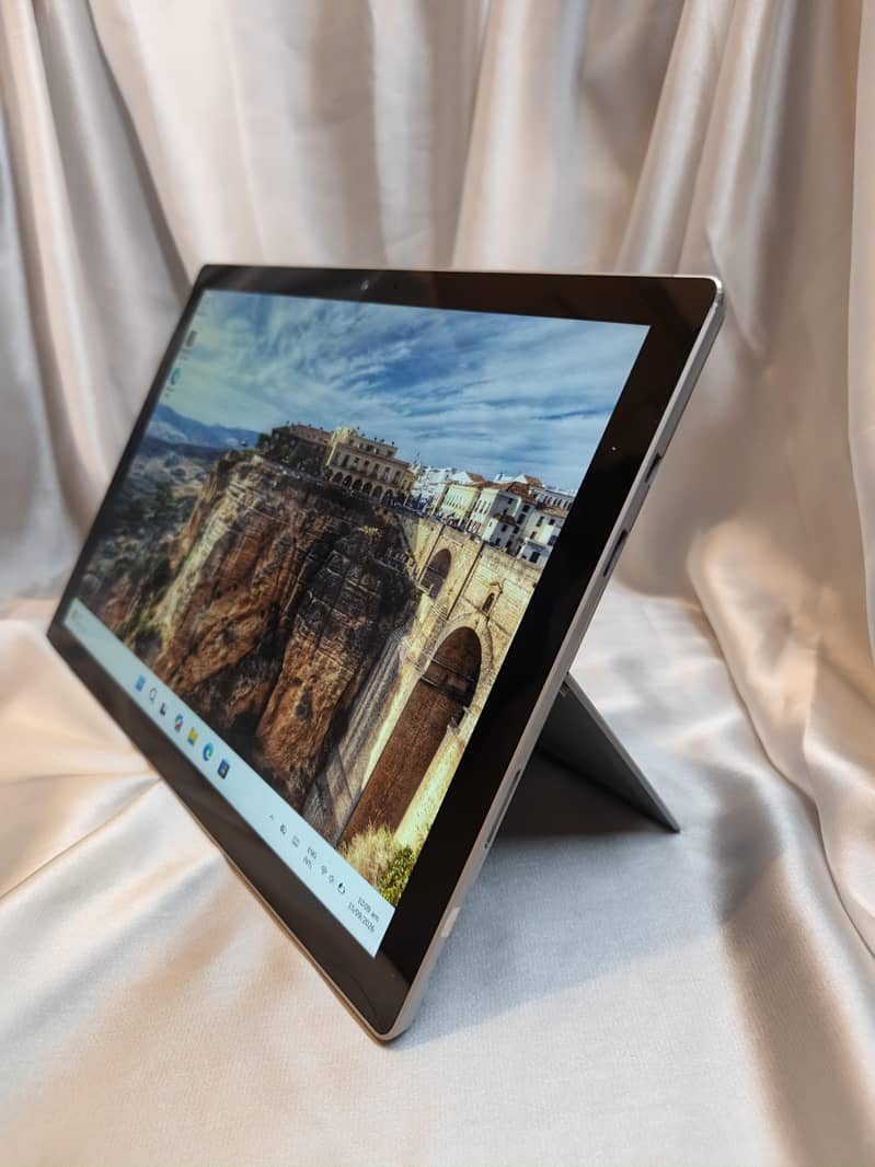 Microsoft Surface Pro 6 (touch display) 3