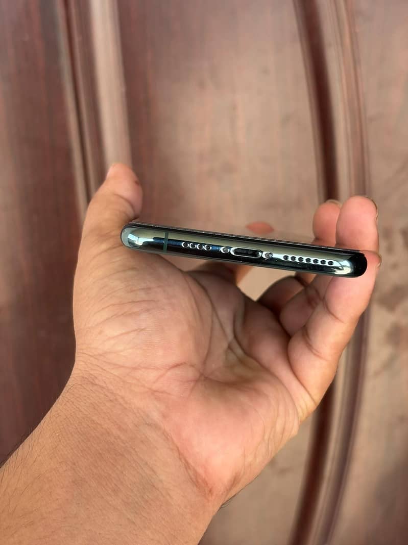 Apple iPhone 11 Pro Max 4