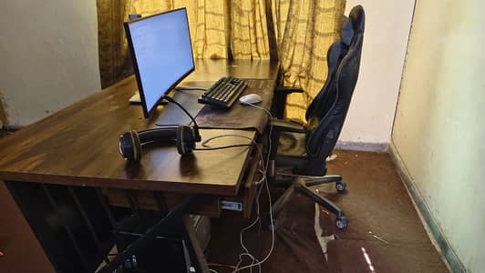 Desktop Setup – HP Core i7 PC + chair + Table