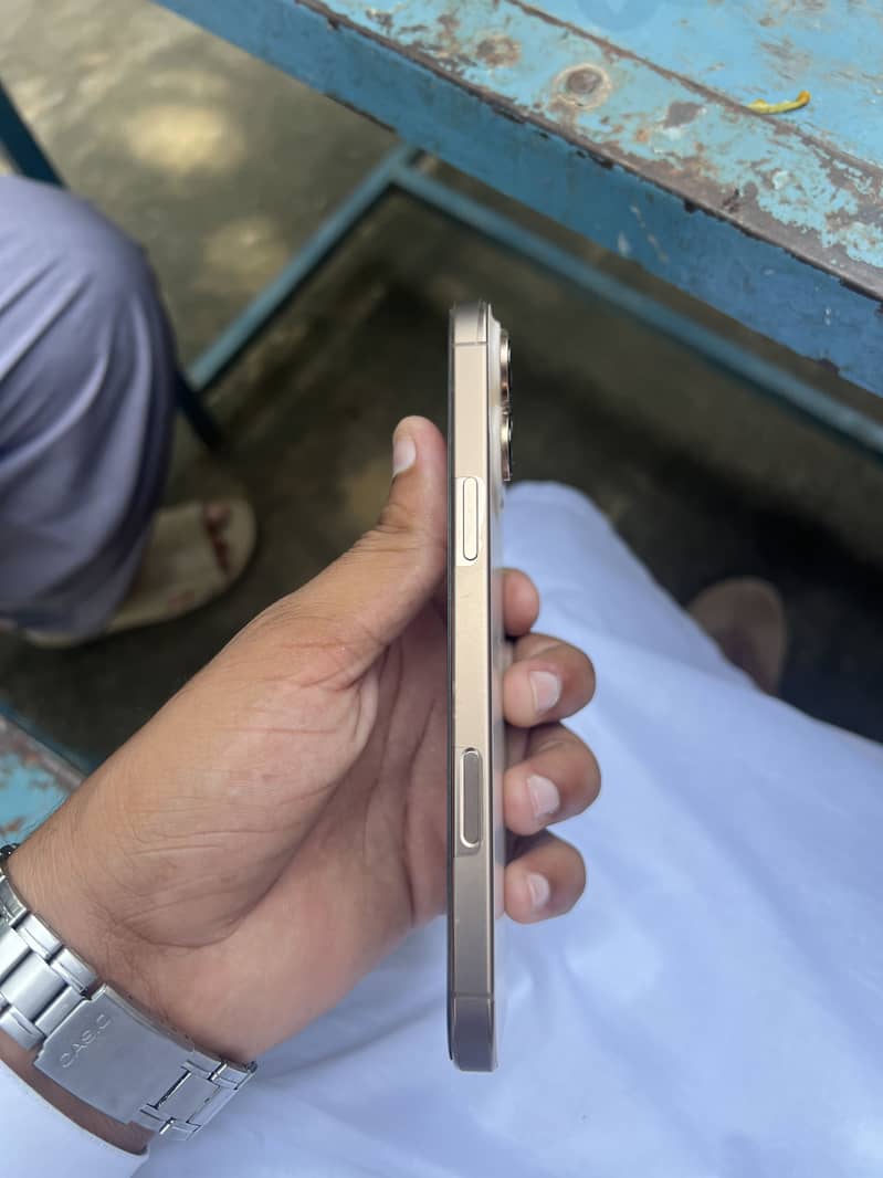 Apple iPhone 16 Pro Max 0