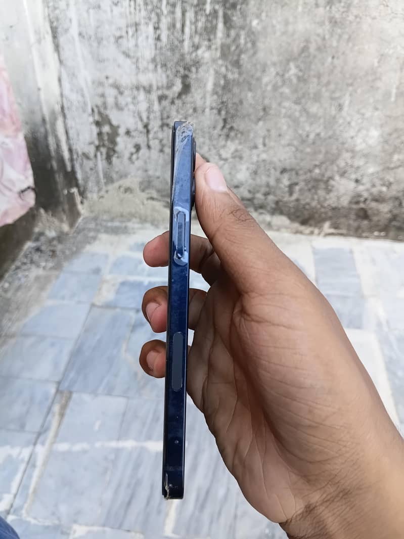 Apple iPhone 12 4