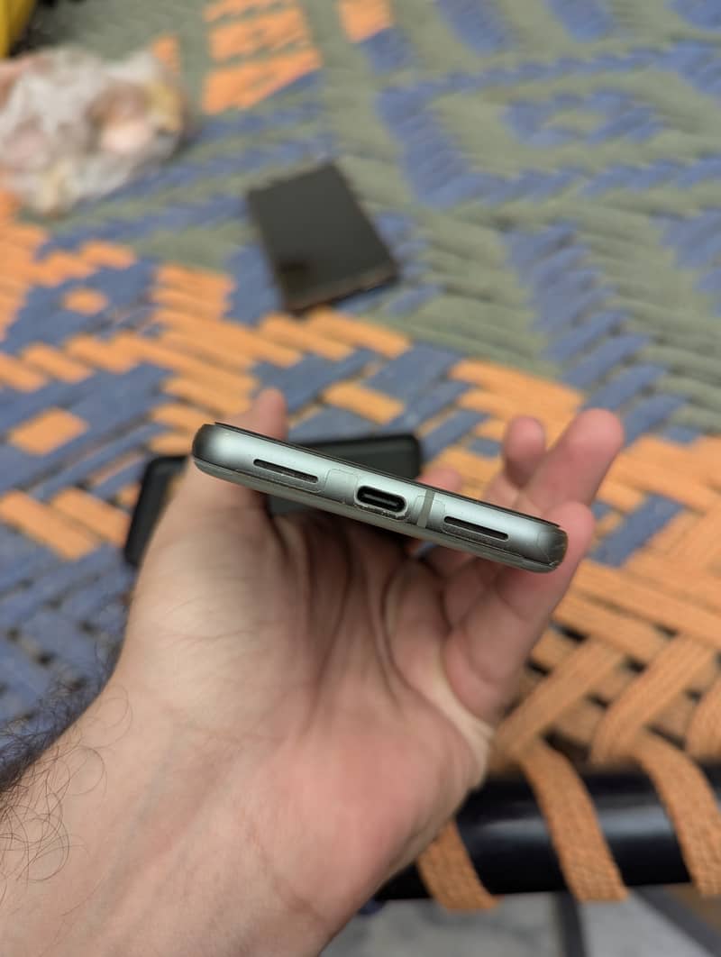 Google Pixel 8 4