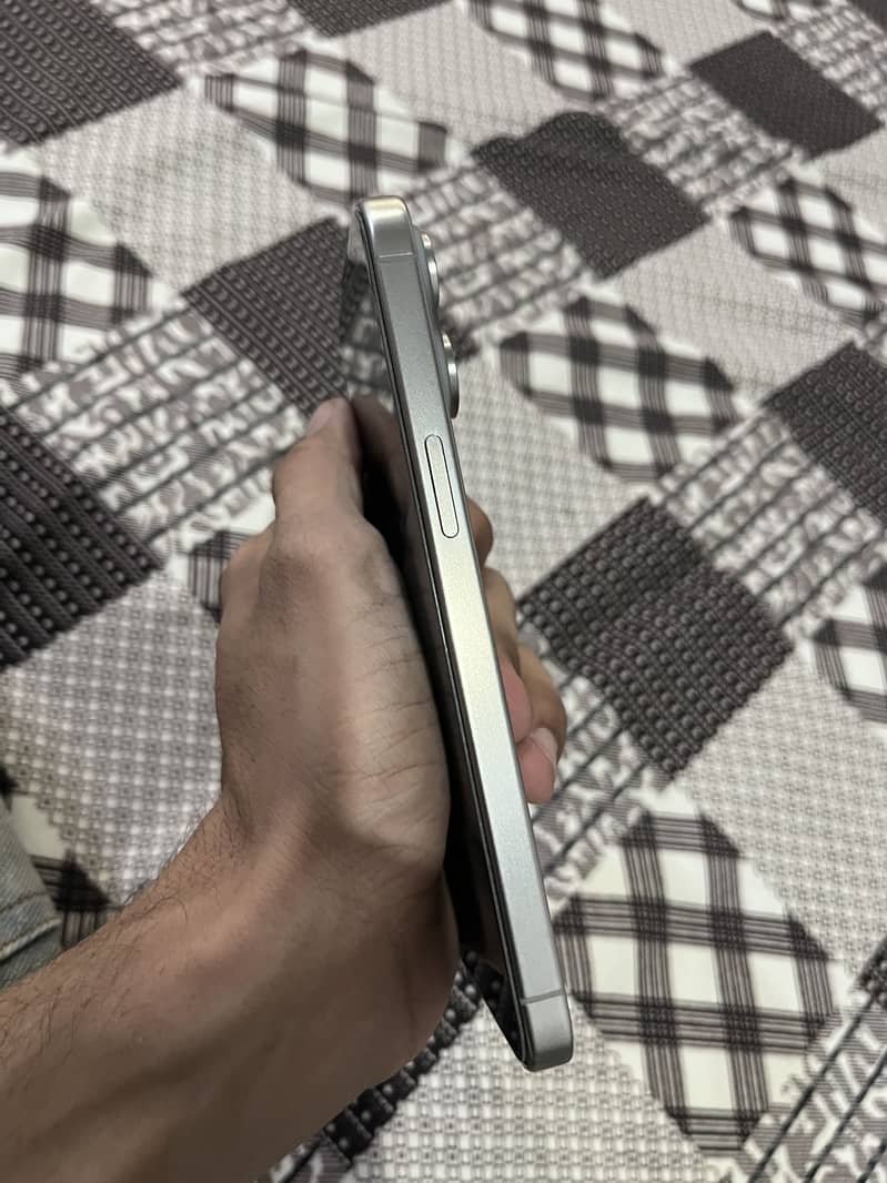 iPhone 15 Pro Max Physical Sim 4