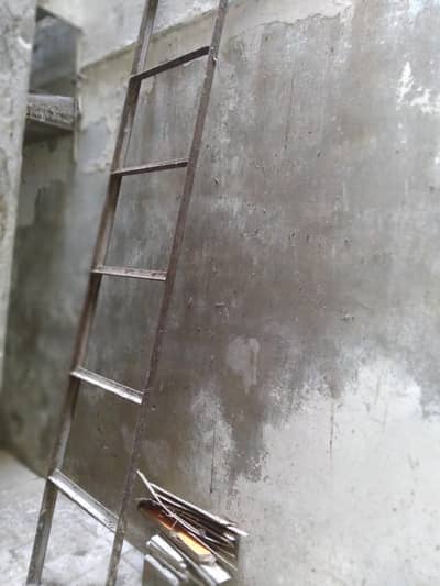 Metal Ladder (Lohy ki seerhi)