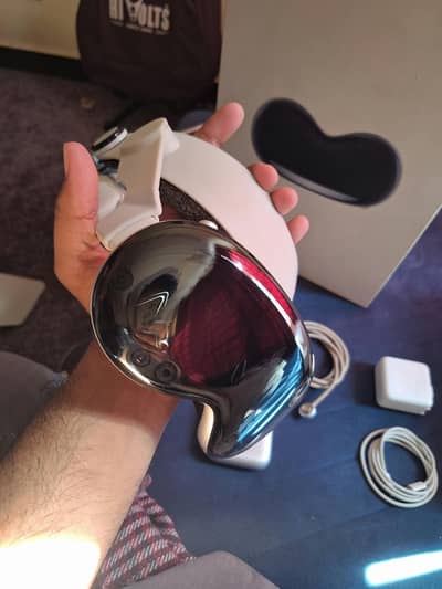 Apple Vision Pro – Excellent Condition | Scratch-Free