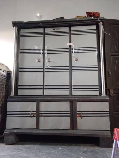 3 Door Mattel Almari