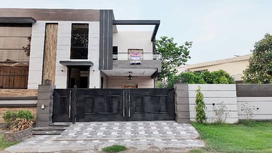 Aesthetic Prime Location House Of 13 Marla For sale Is Available