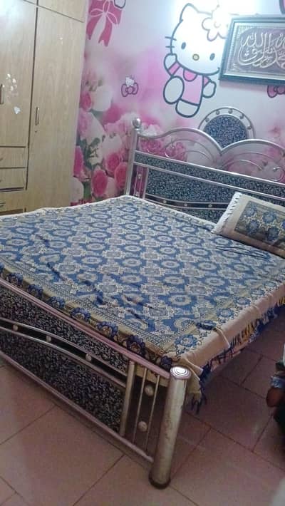 Single iron  bed  good condition