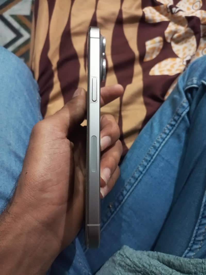Apple iPhone 15 Pro Max 4
