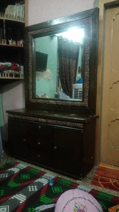 Used dressing table, sheesha achi condition men ha baqi normal conditi