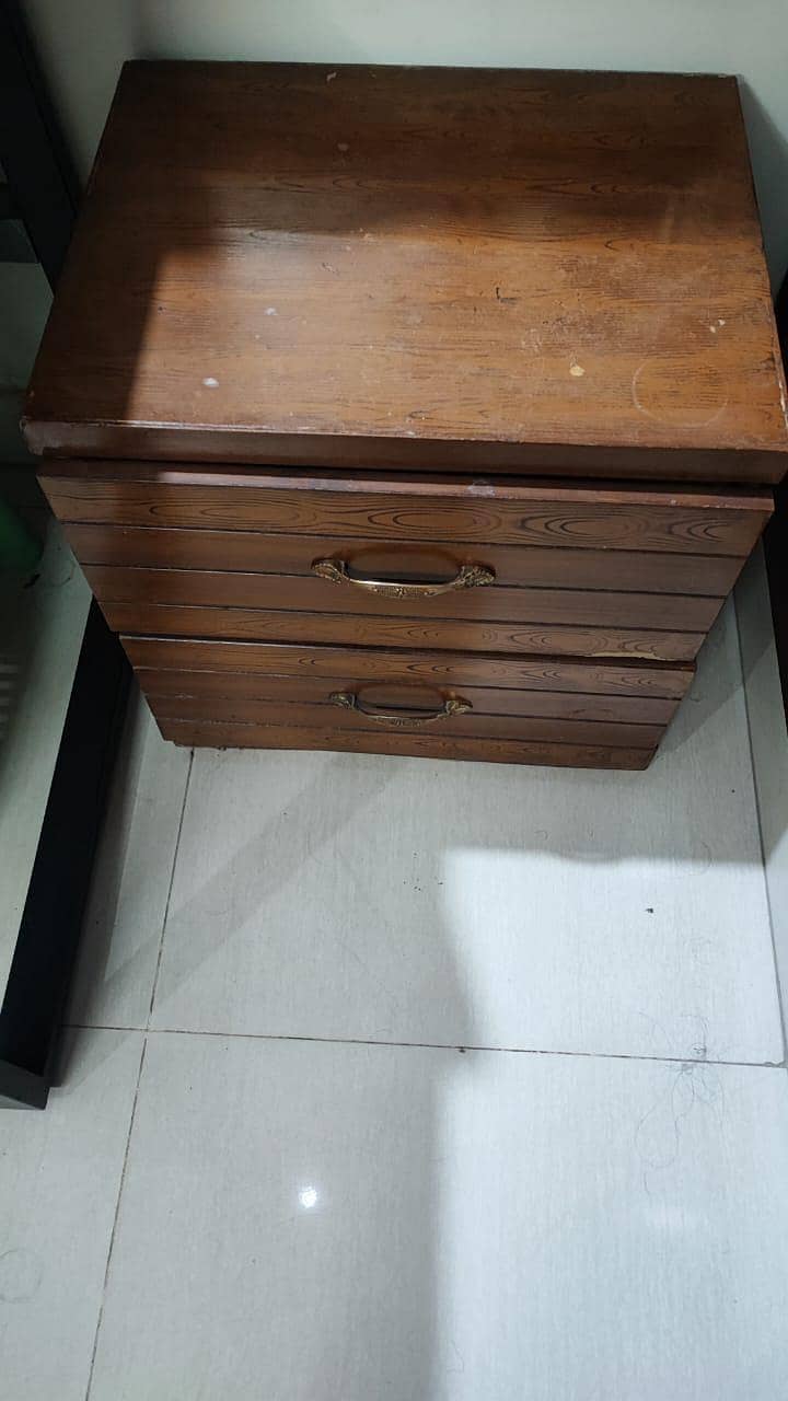 single bed and side table 4