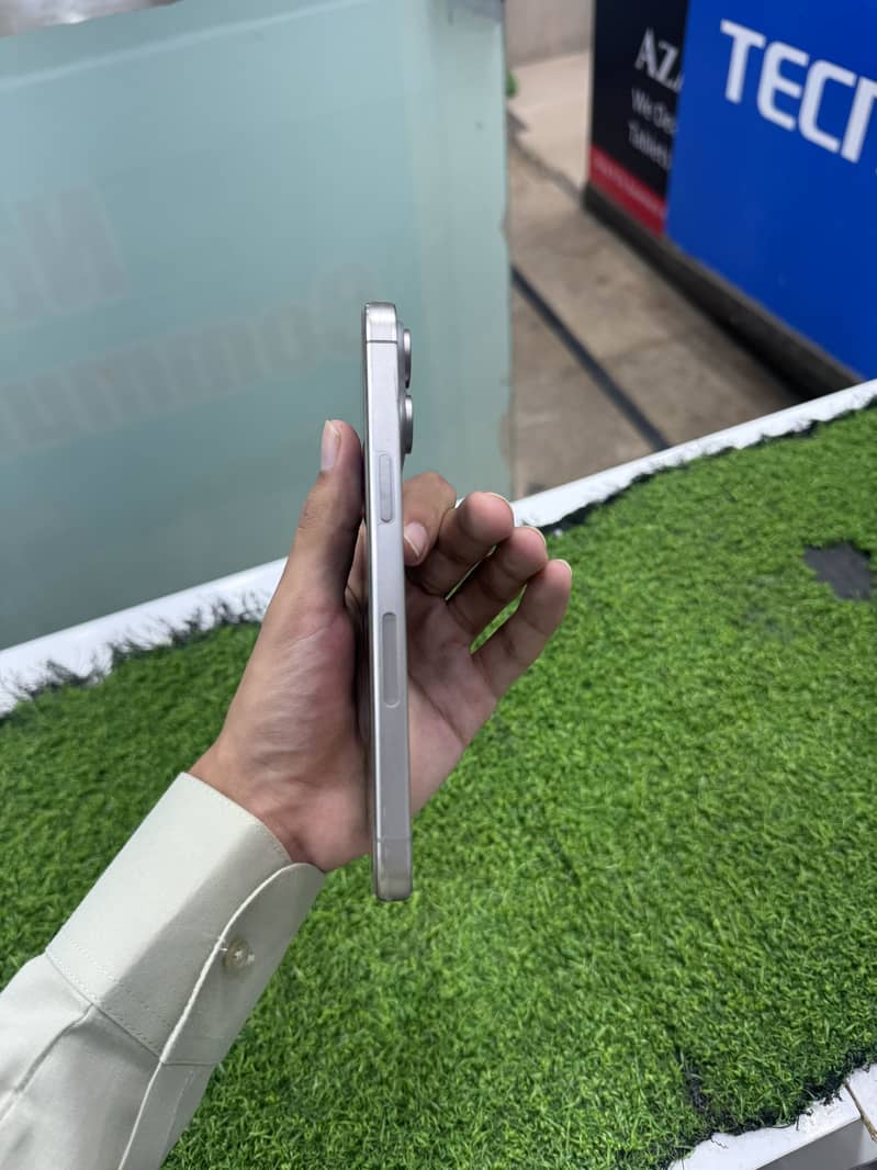 Apple iPhone 15 Pro Max 2