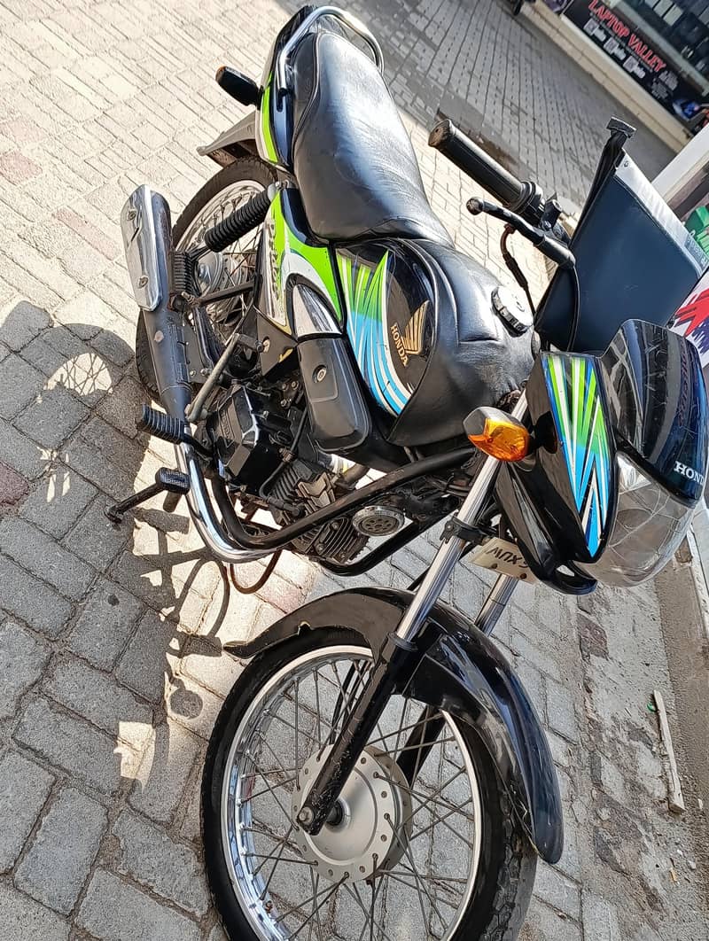 اپنی استمعال کی اور اپنے نام گاڑی ہے کنڈیشن زبردست ہے تمام کاغذات اصل 3