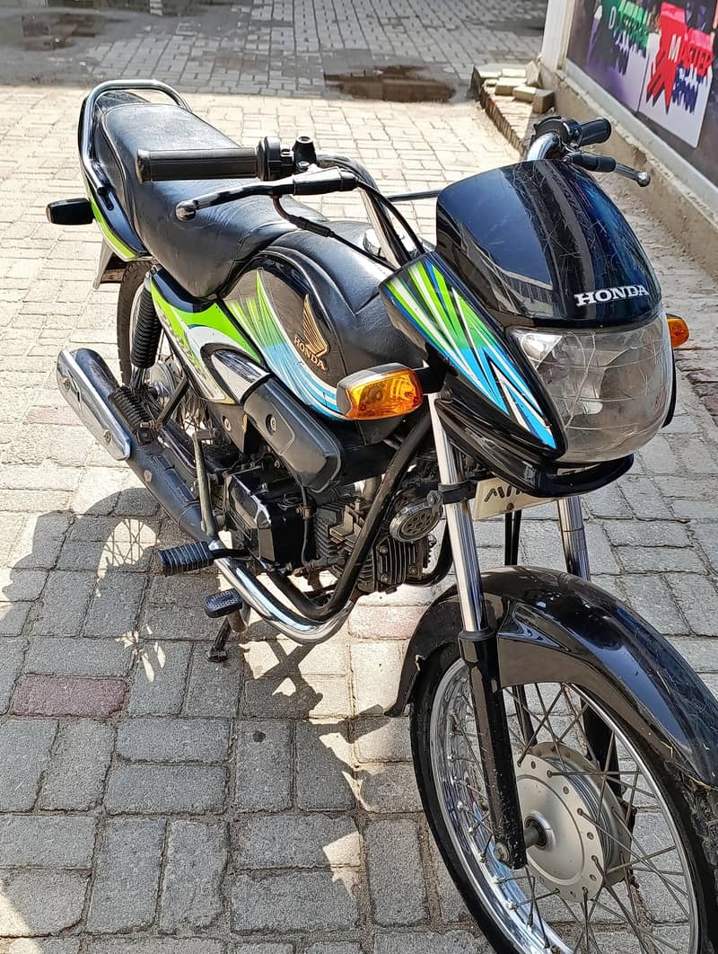 اپنی استمعال کی اور اپنے نام گاڑی ہے کنڈیشن زبردست ہے تمام کاغذات اصل 9