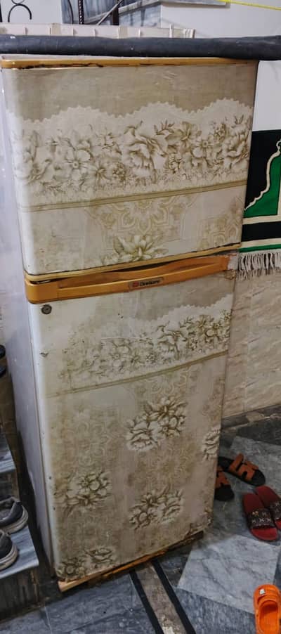 Dawlance medium size fridge for sale original gas
