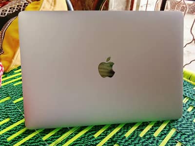 Apple Macbook Pro 13"| Core i5| 2.9Ghz | 8GB RAM | 500GB SSD Touch Bar